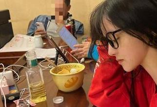 首页里捡漏，51吃瓜今日的趣事，一个接一个，像是剥开开心果的壳。